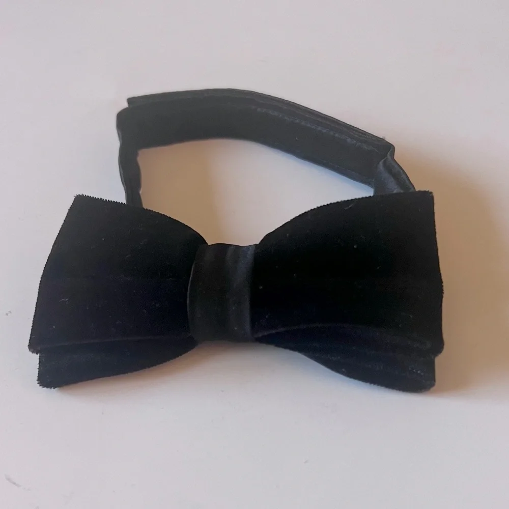 NORDSTROM FAMILY MOMENTS BOYS VELVET PRE-TIED BOW TIE BLACK OS ADJUSTABLE NEW